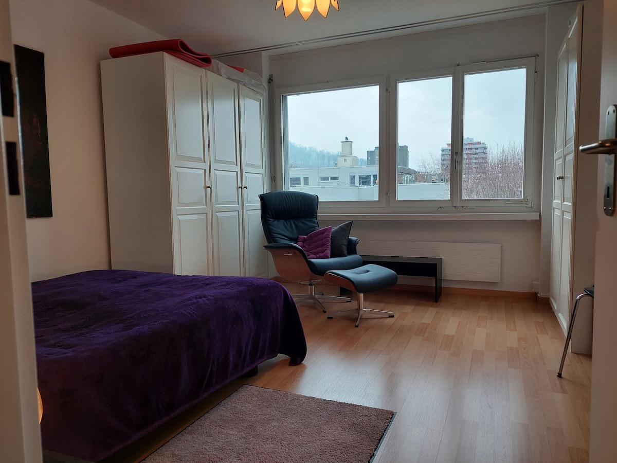 Zimmer plus Küche-, Wohnzimmer- und Balkon