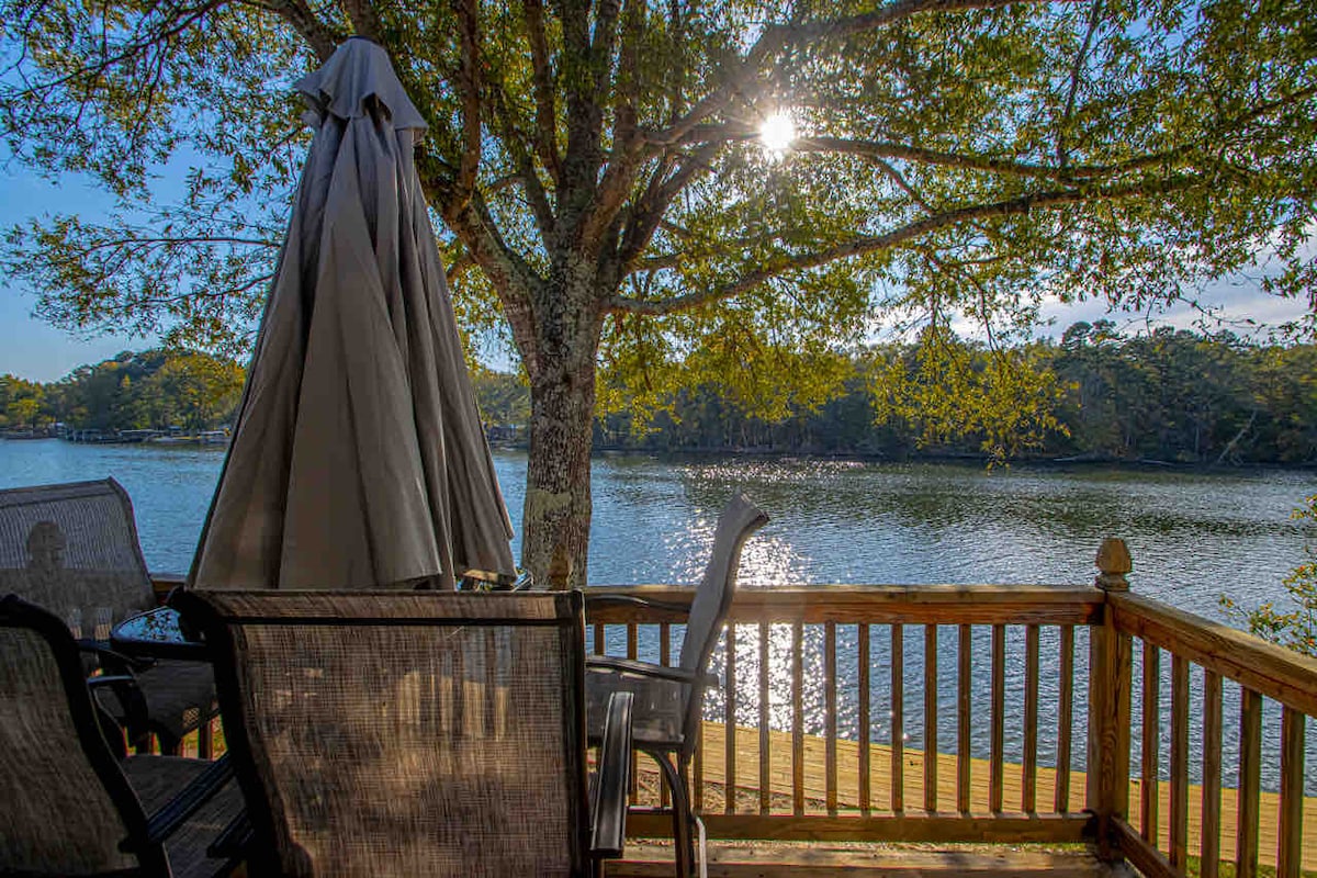 Loungin' on the Lake!