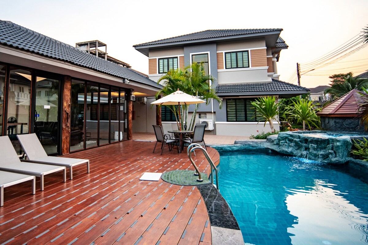泳池别墅 Pool villa由CM Beyond物业提供，适合家庭入住。