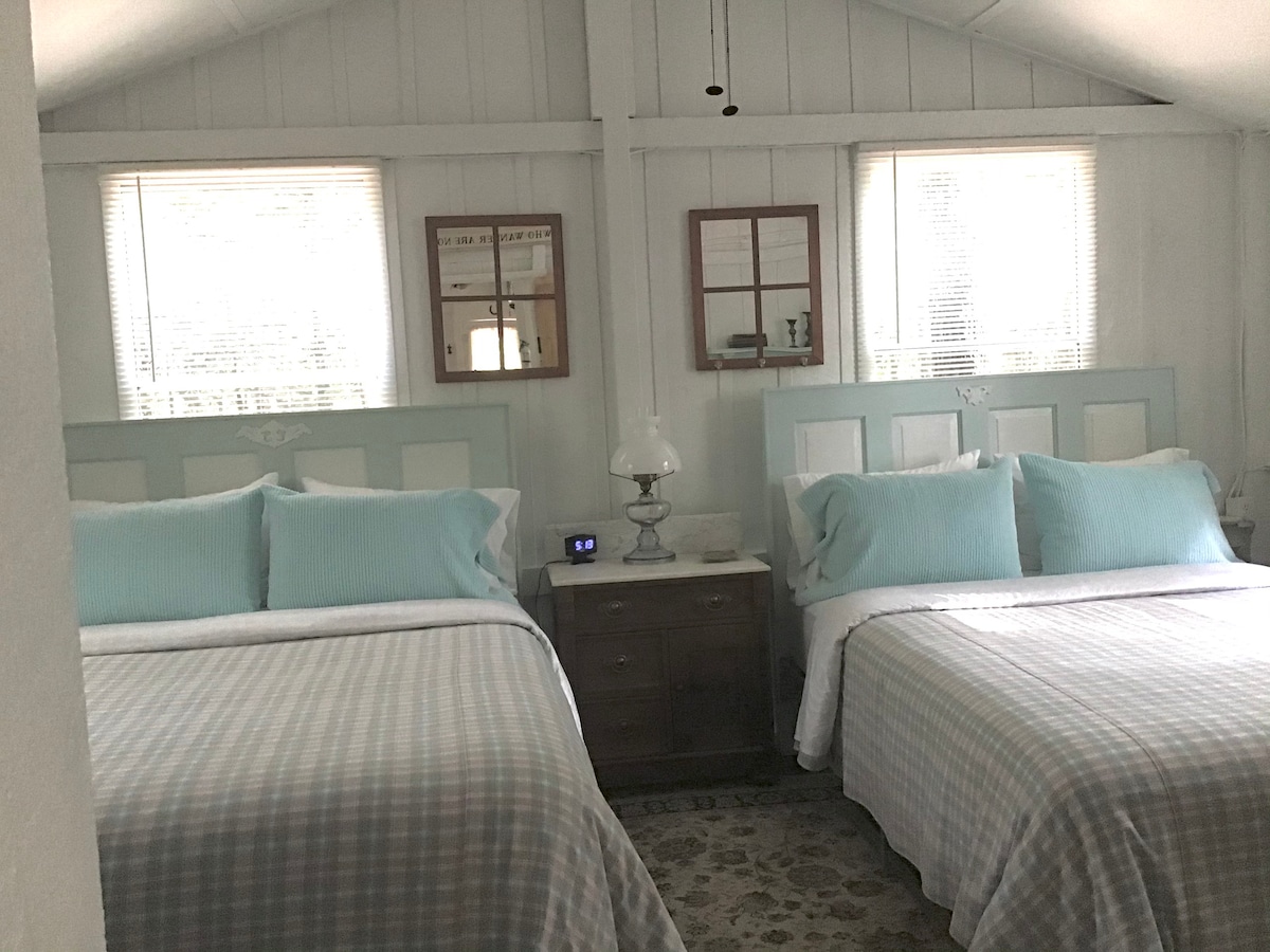 Leona’s Cottage -Uniquely  Rustic Comfortably Cozy