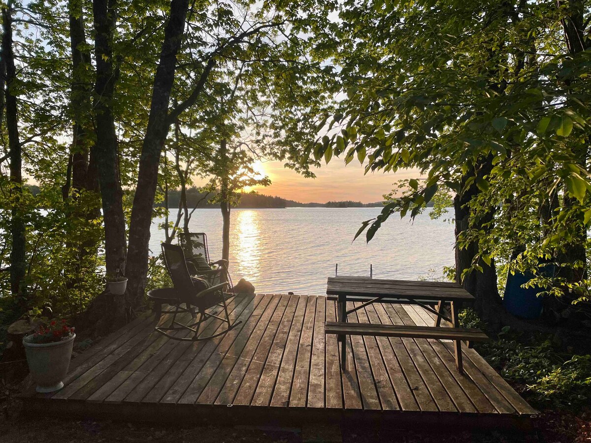 Peaceful 
Lakeside Cottage with Canoe