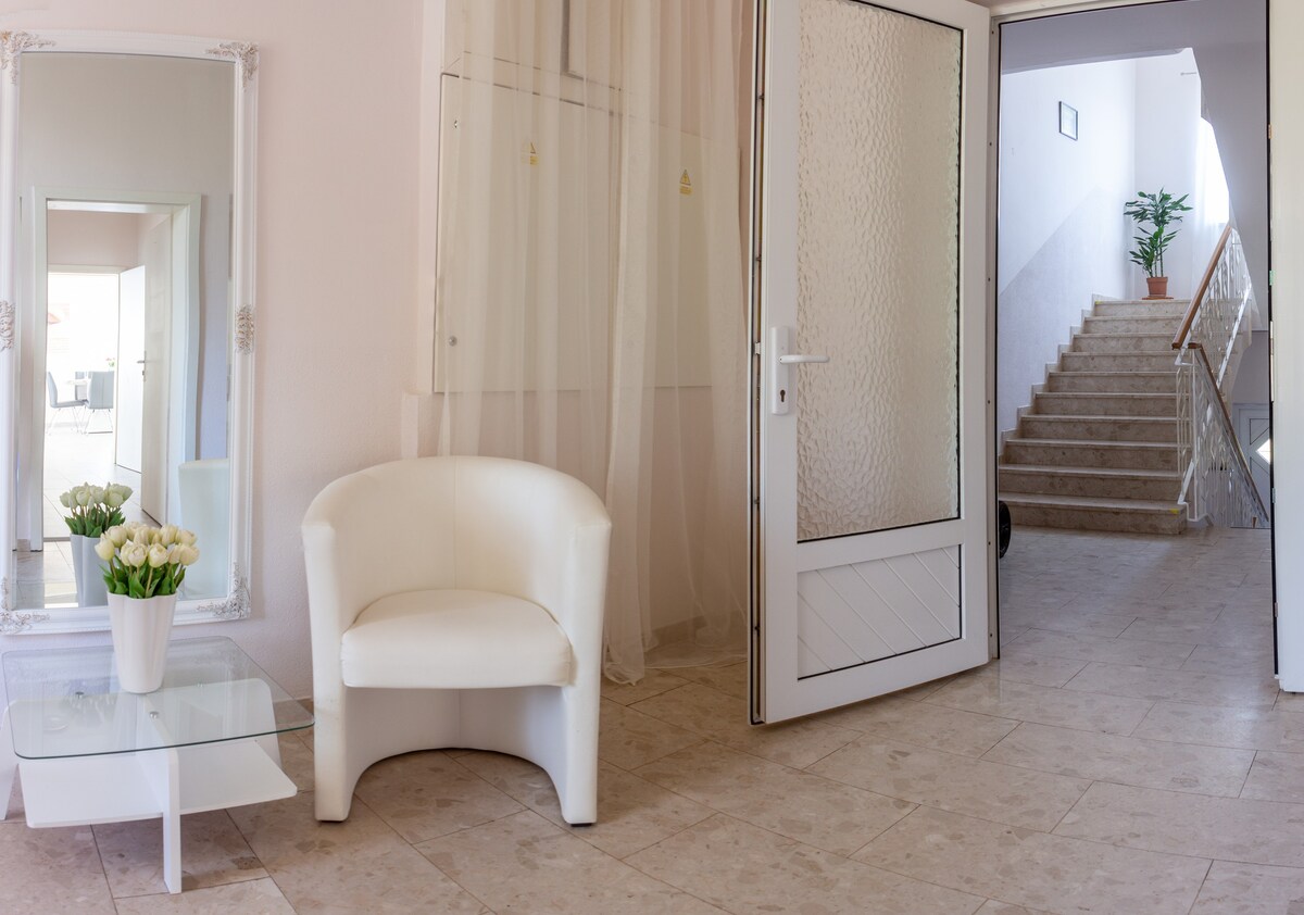 安齐奥膳宿公寓（ Pension Villa Anzio ）的大双人房