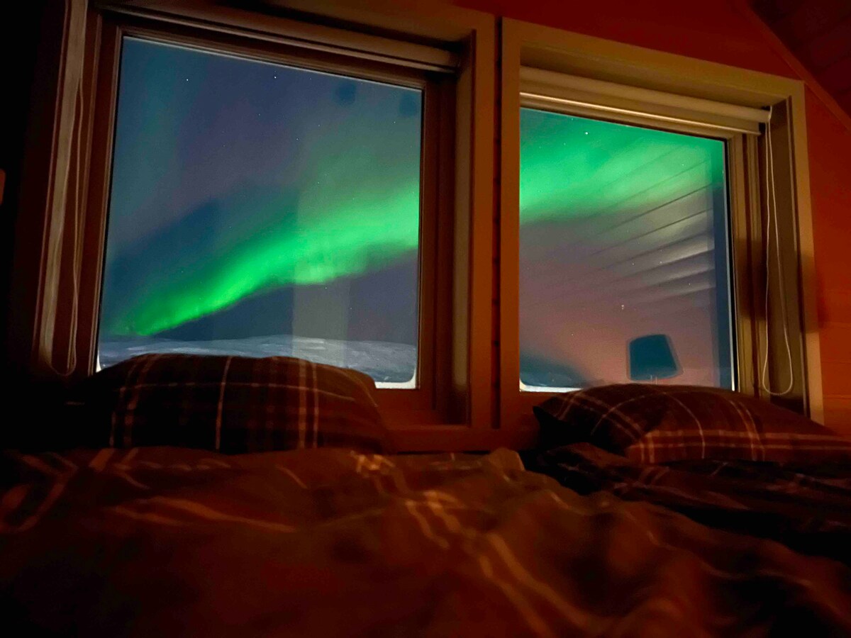 从床上凝视北极光。
