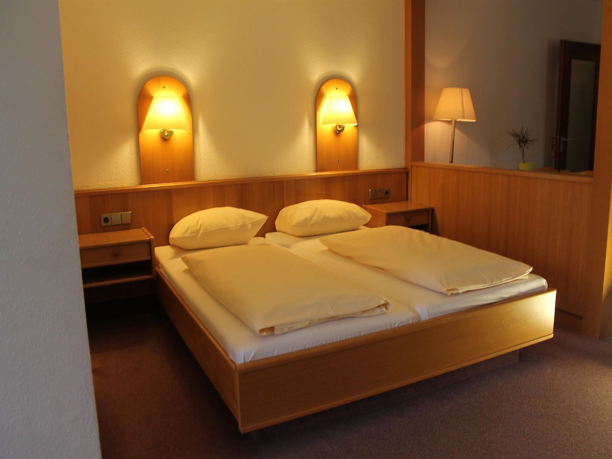 行动森林活跃酒店- Garni ， （ Titisee新城） ，带淋浴间/厕所的六张床房间