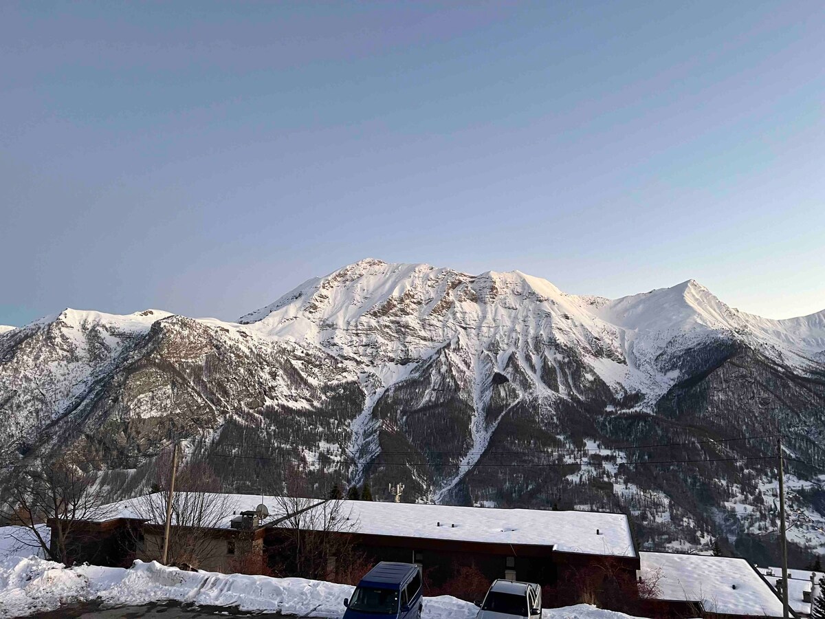 著名滑雪胜地的迷人单间公寓。