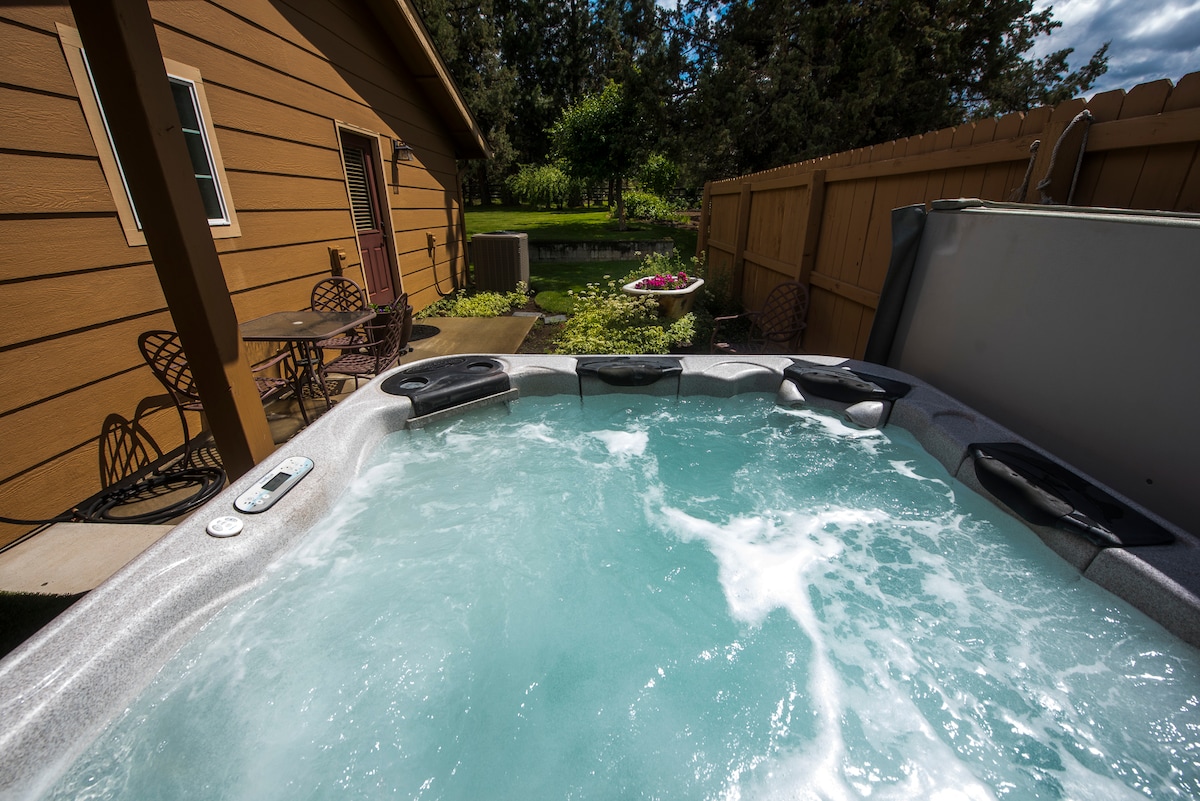 CLOSE COUNTRY QUARTERS (Hot Tub and Fire Pit)