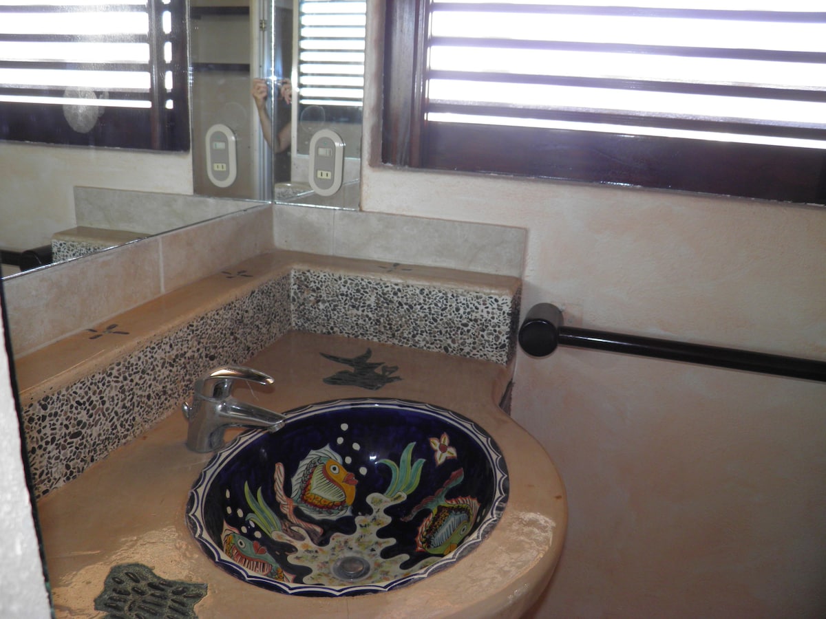 露台上的「La Escollera」套房，可欣赏美景和按摩浴缸