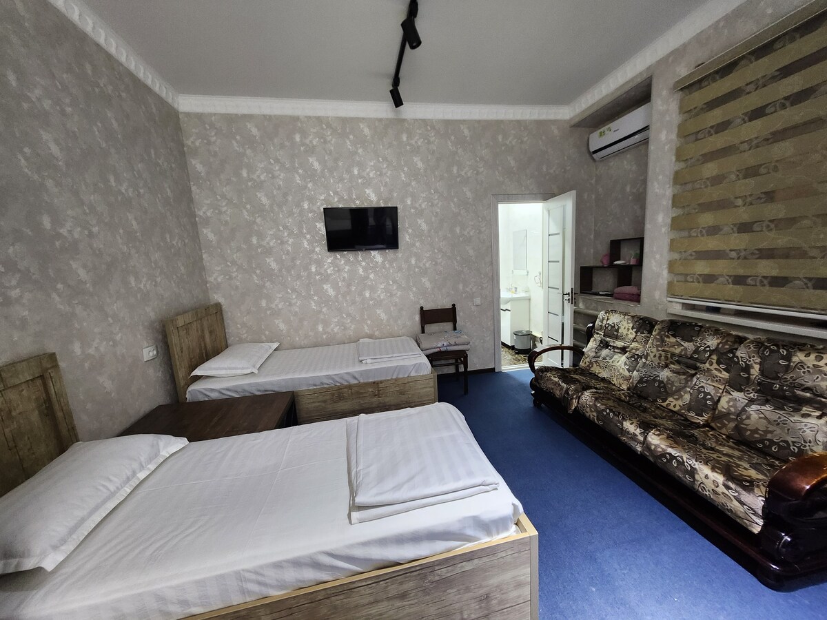 Brand new and wide room with 3 single beds. Suitable for family upto 4 members. Private bathroom
Широкая новая комната для семьи из 4 человек. Душевая комната внутри.