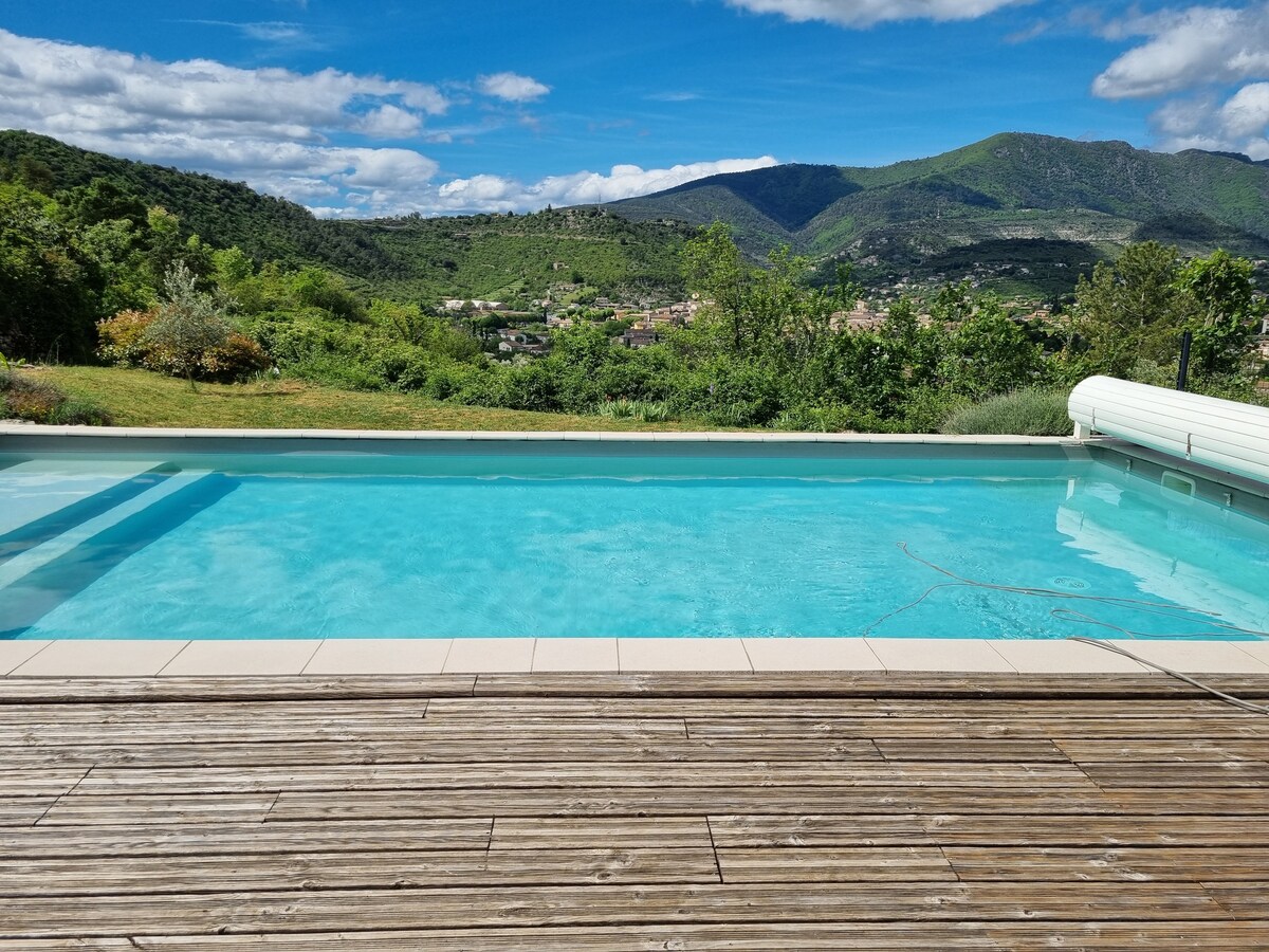 villa avec piscine privée et vue panoramique