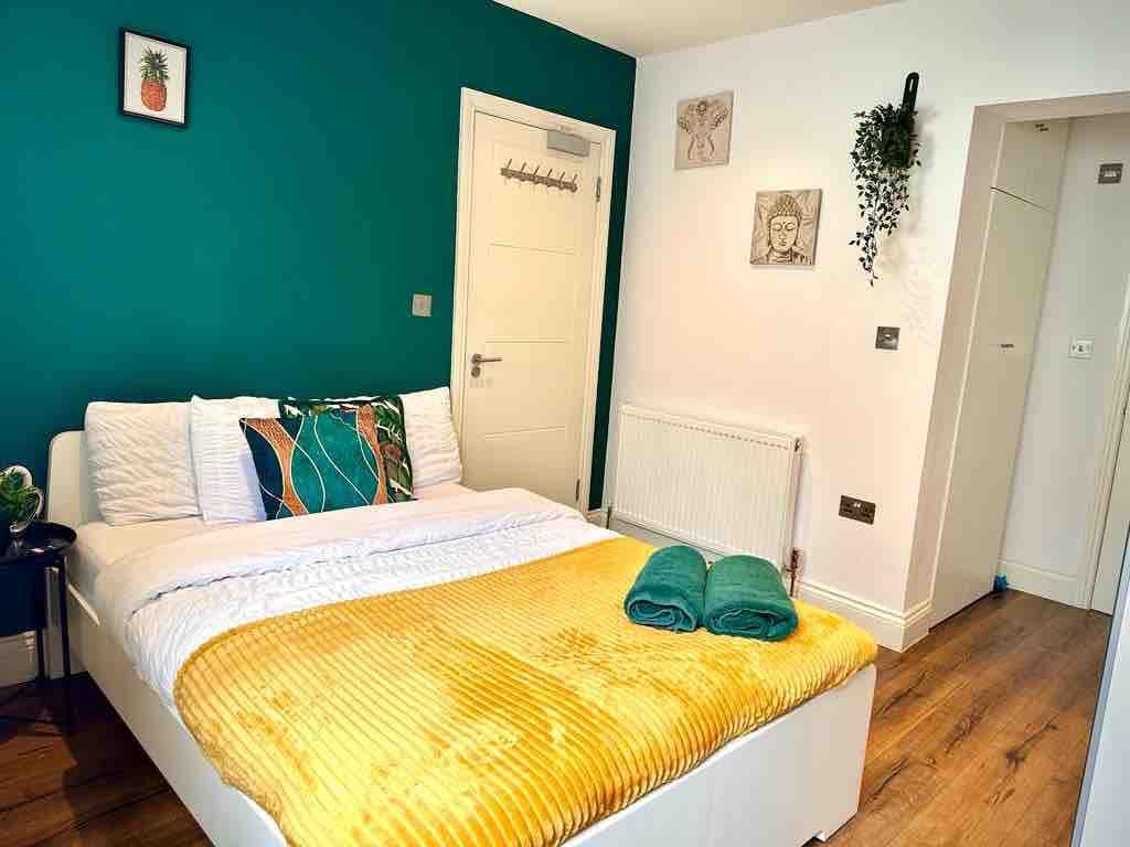 Studio flat/separate kitchen & 30min to CLondon