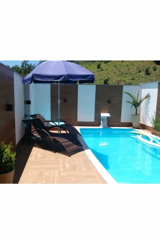 Casa agradável com piscina e churrasqueira.