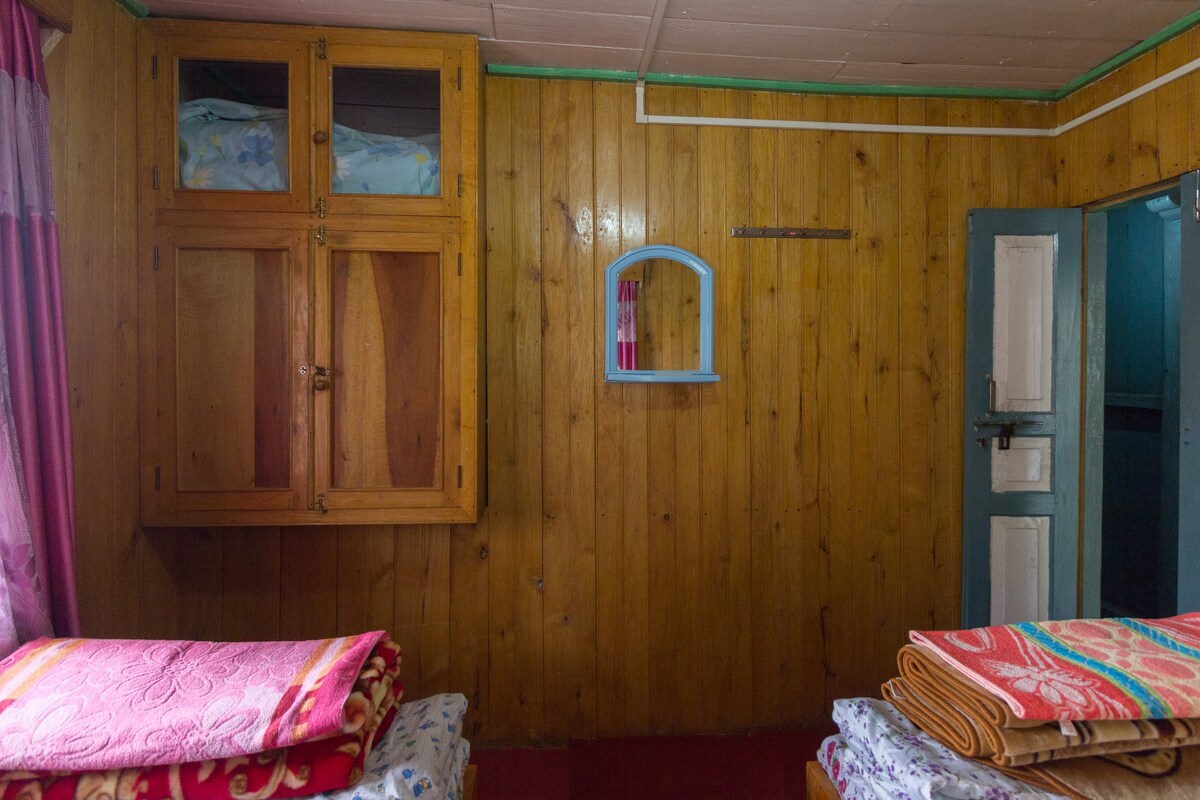 Tshering Home住宿的独立房间，配备双床