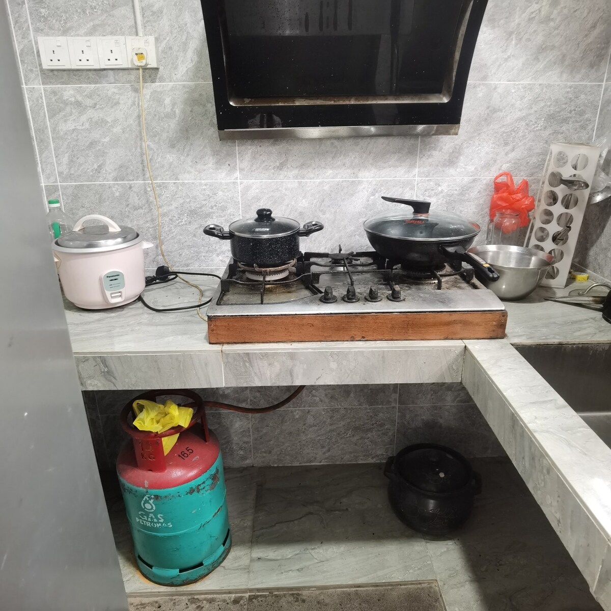 2号房间，有厨房电饭锅碗瓢盆，冰箱洗衣机，处于Bukit Jalil，附近有菜市场地铁，各种店铺