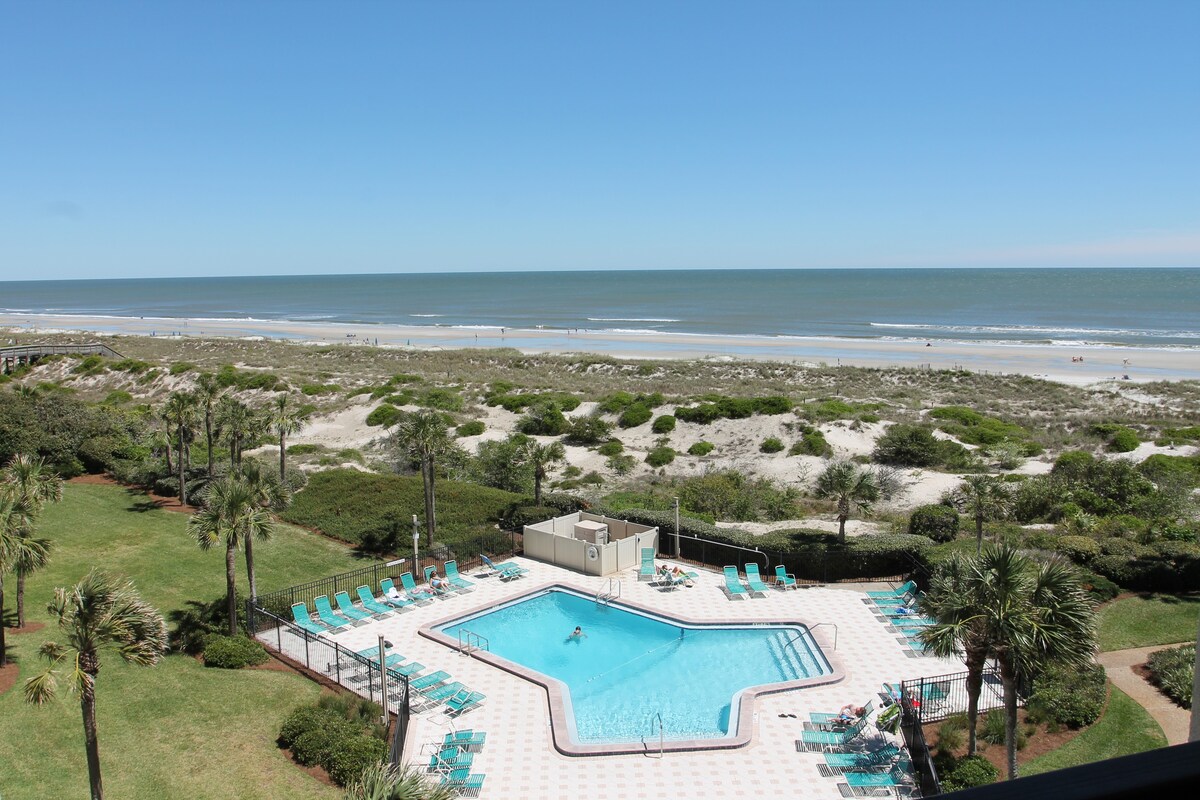 Immaculate OCEANFRONT condo steps from the Ritz!