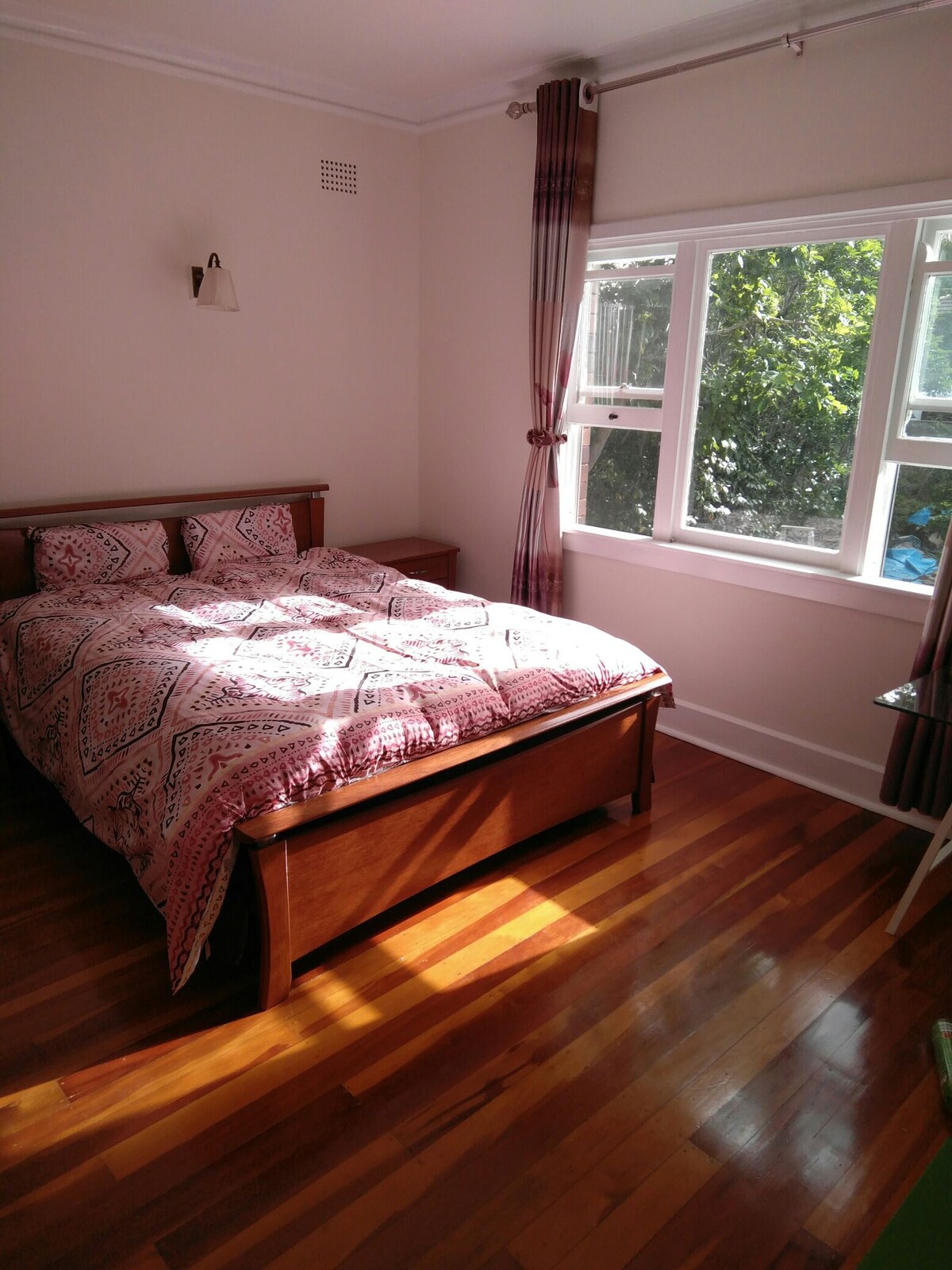 雪梨的家-華人區的便利 +标准双人大床大被大房間床+加大双人床被子