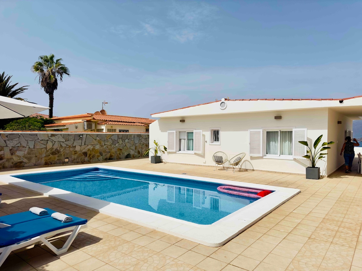 Beachfront Villa and pool