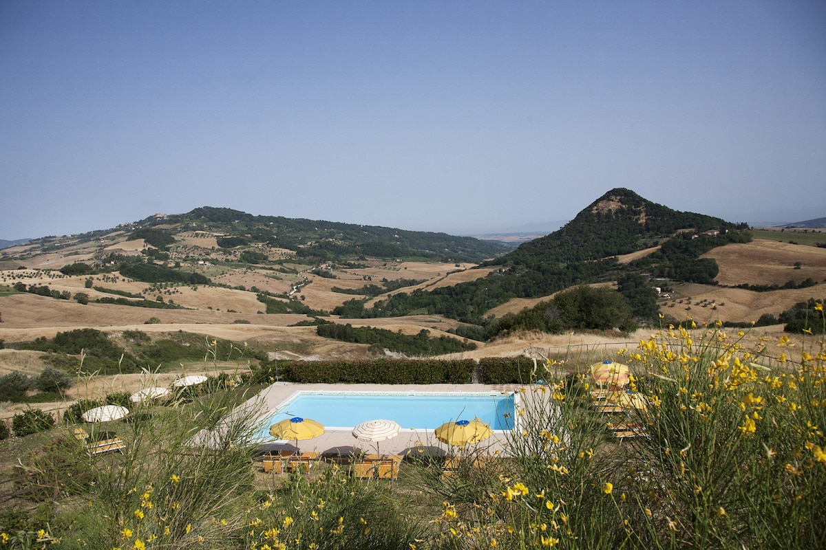 沃尔泰拉（ Volterra ）带景观和泳池的农舍房屋