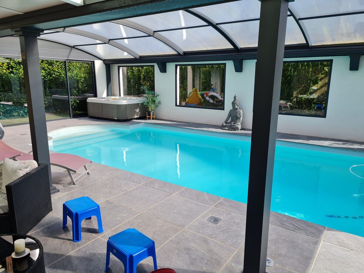 Chambre privée dans belle maison ,   piscine  spa