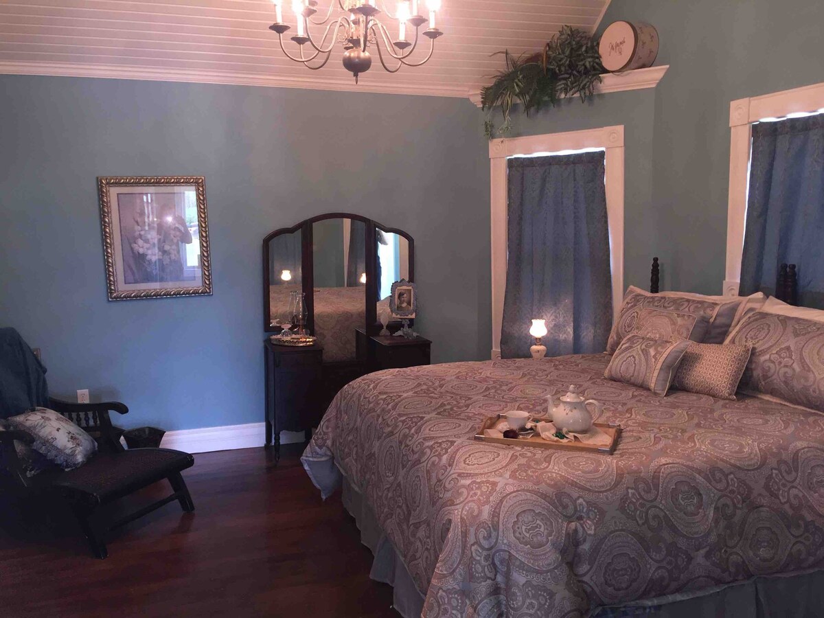 The Rt. 66 Gourley Manor Blue room King suite.