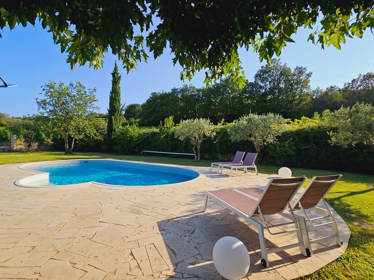 Villa piscine, pétanque et oliviers en Provence