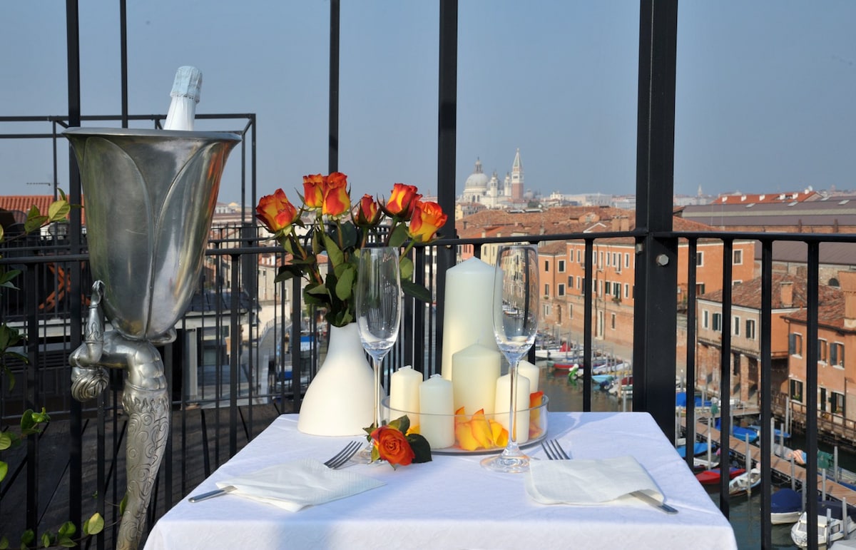 可俯瞰威尼斯和南泻湖景观的公寓