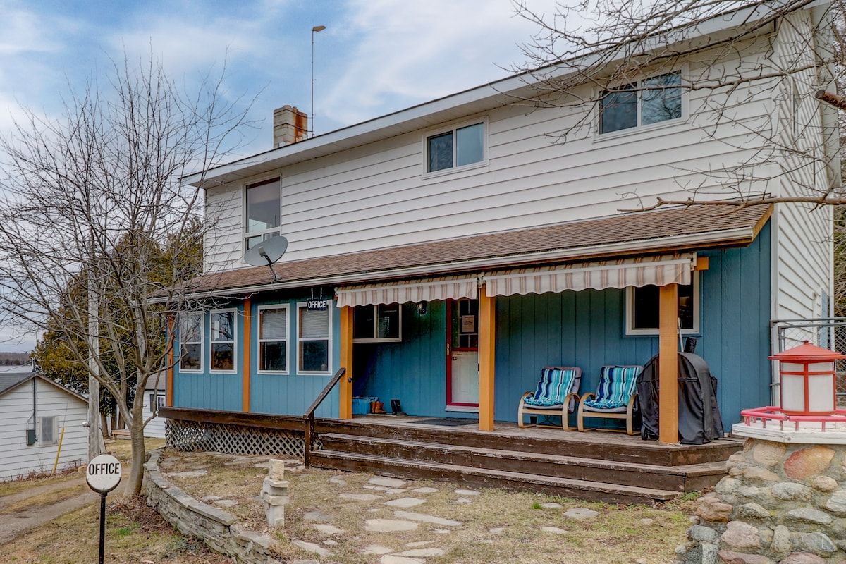 Lakehouse chalet on Sky Lake Ontario 5 bedrooms