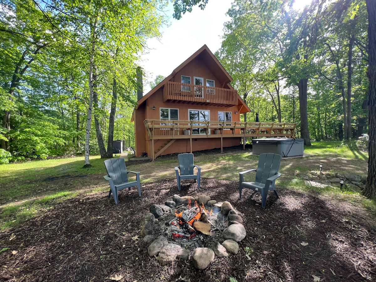 Cheerful Four Bedroom Lake Cabin near Bike Trails