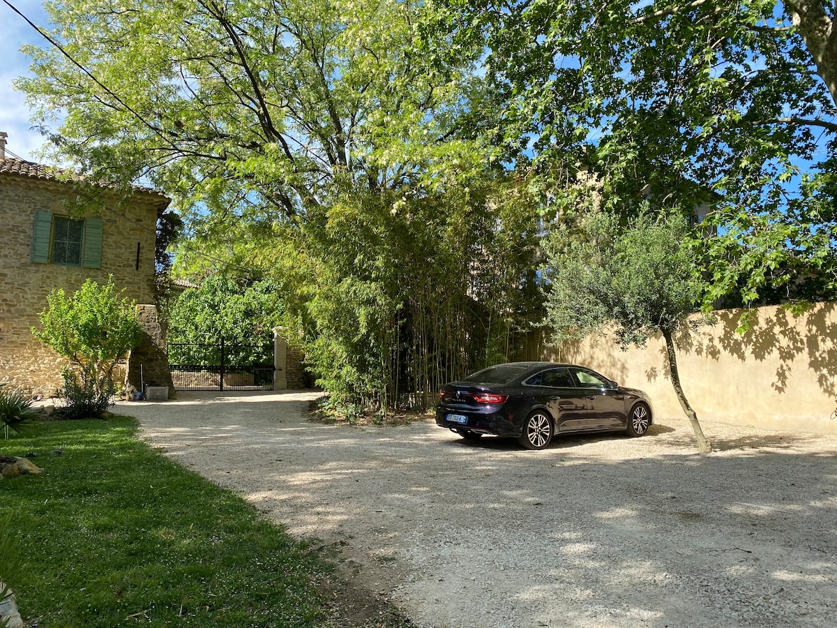 Grand gîte avec piscine proche Avignon