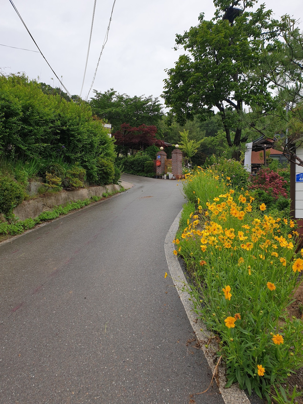 Suhyangwon [二楼阁楼] ：二楼设有露台。宁静祥和的乡村