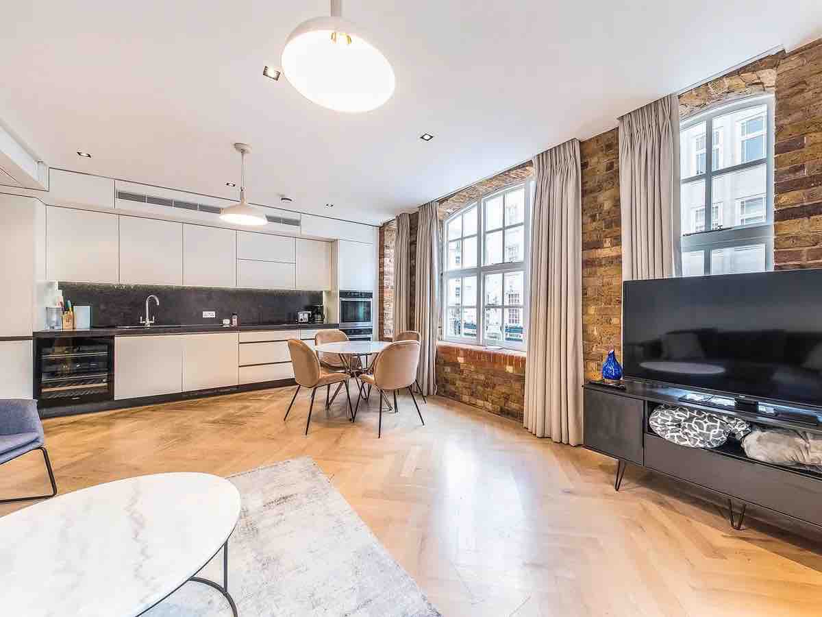 Covent Garden Station - Charming 2BR 2BA Retreat