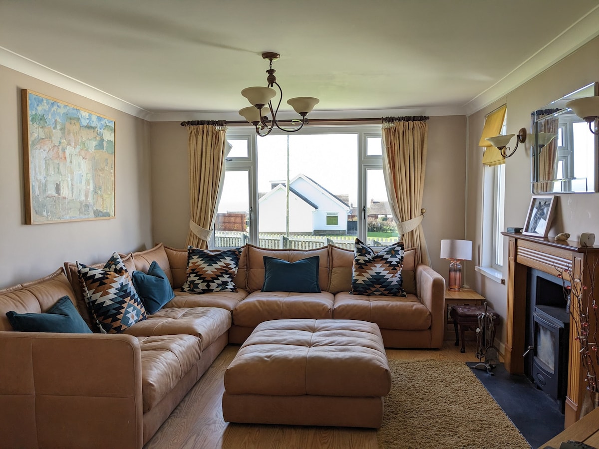 宽敞舒适的房源，可俯瞰罗西利海滩。