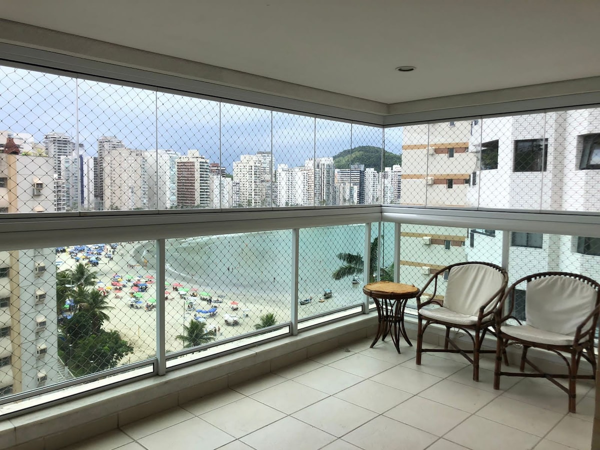 Apartamento à beira-mar nas Astúrias Guarujá