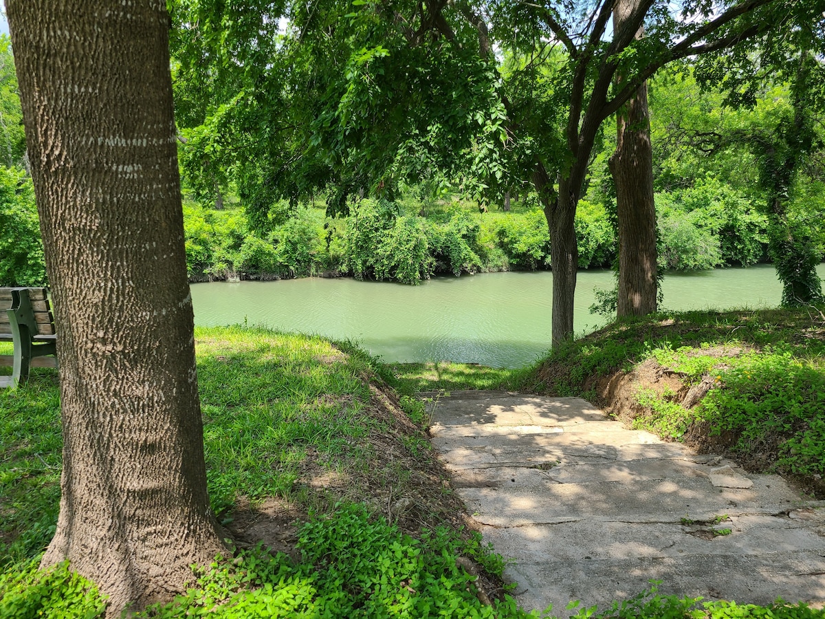 Cute cabin on San Marcos River