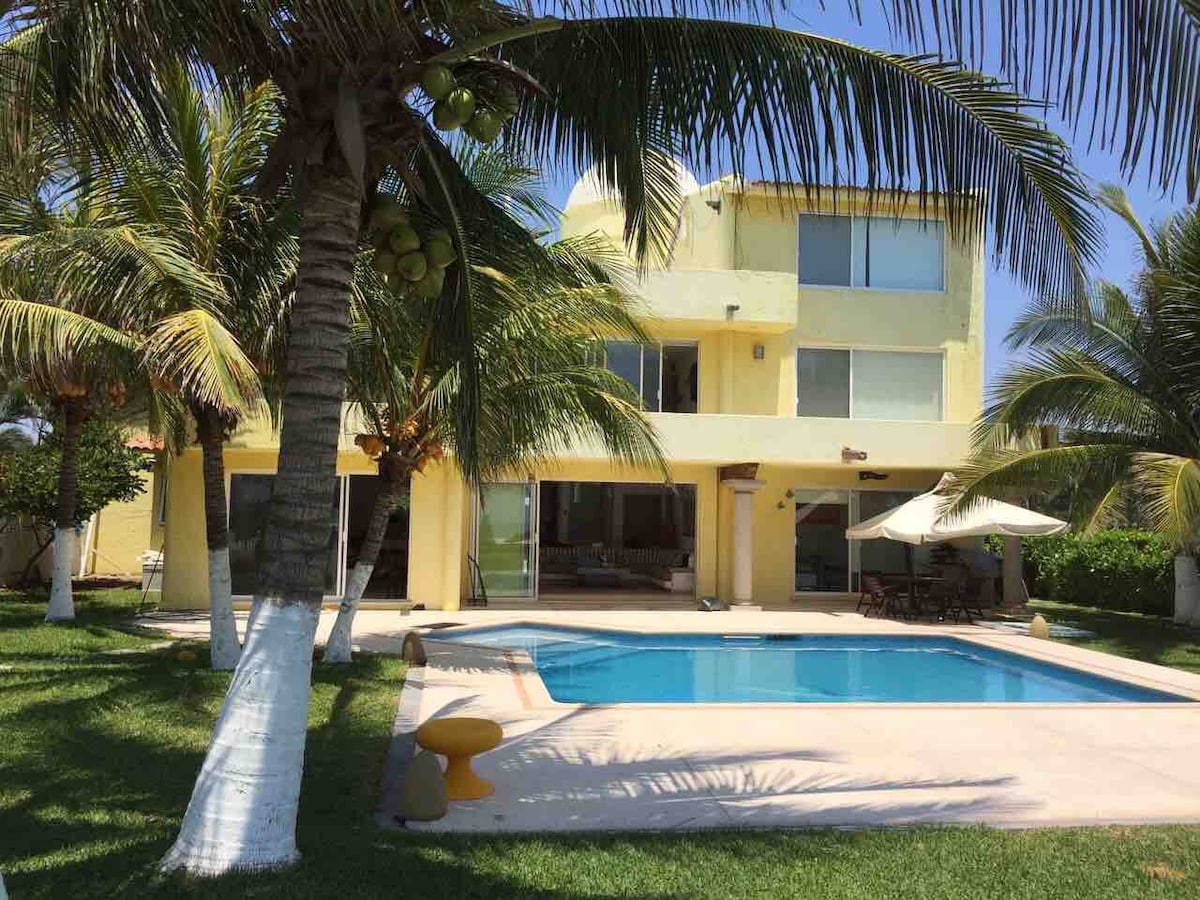 La Casa Amarilla Acapulco/Barra Vieja