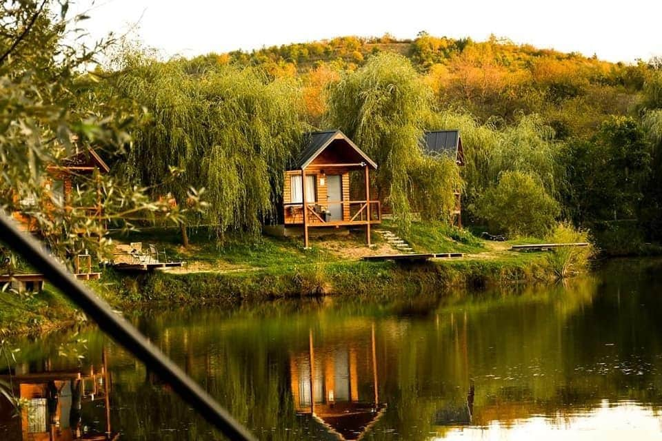 Casuta 1 cu terasa, vedere, ponton la lac