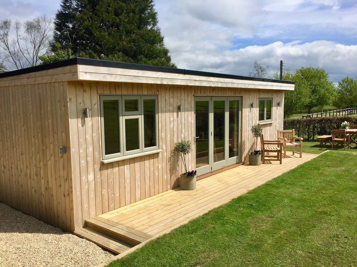 Kingfisher Lodge with Private Riverbank