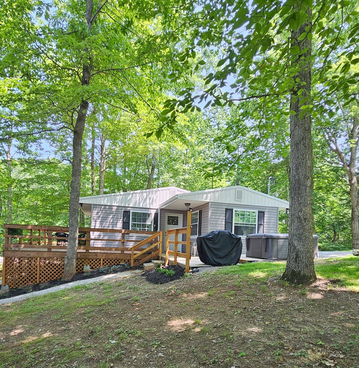 'Top of the Hill'- Cozy Retreat with Hot Tub!