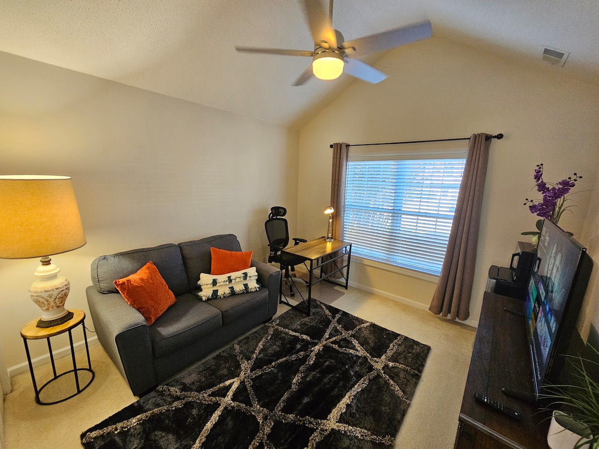 1 BR/1BA + Private Living NEAR SIX FLAGS