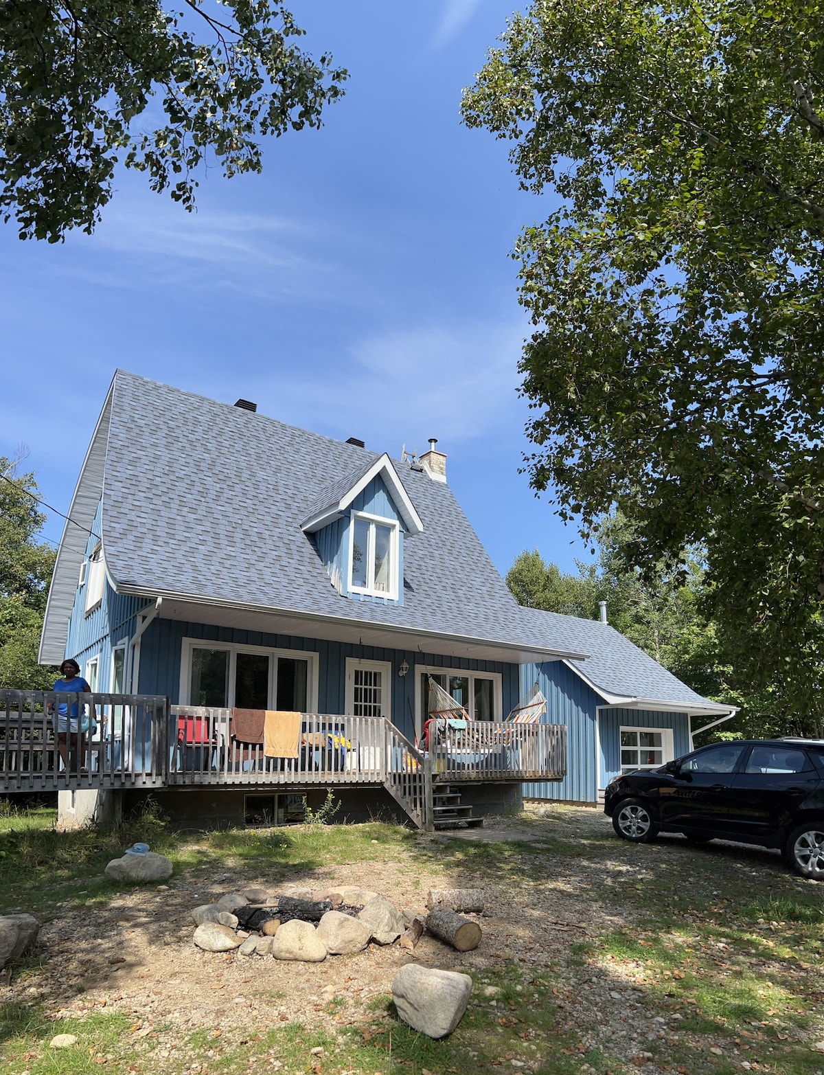 Chalet paisible sur lac privé entouré d’arbres!