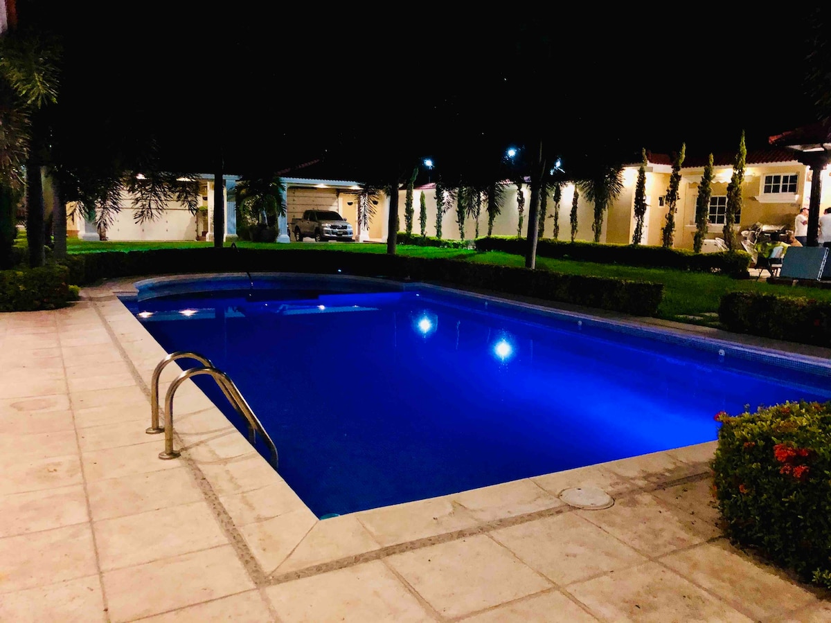 豪华私人泳池别墅，位于Zacapa