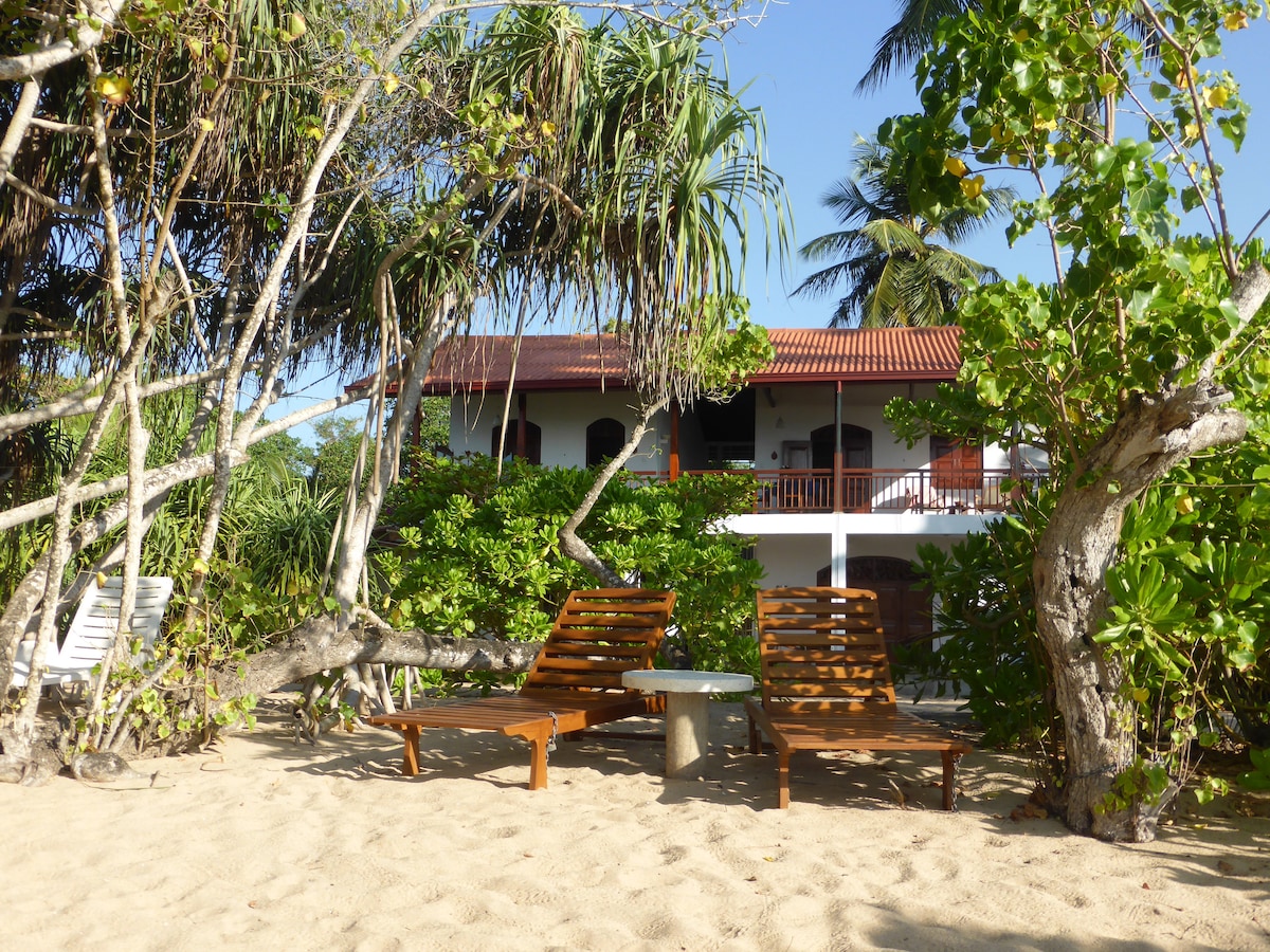 Villa Sunrise, room 1 with beach access