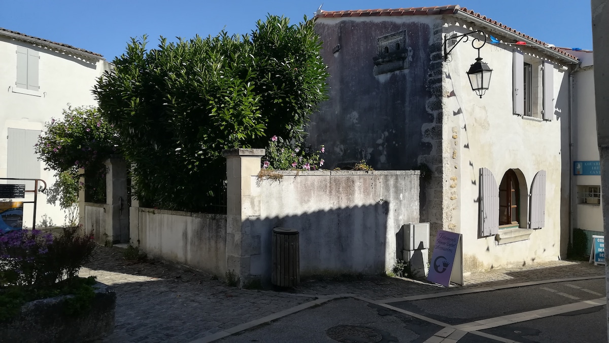 Mornac-sur-Seudre, maison au coeur du village