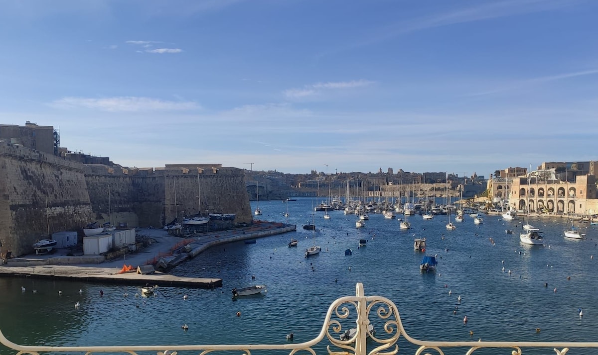 1500 's Little Pink House in Kalkara Creek