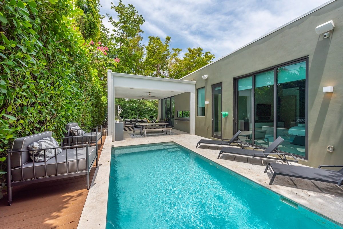 可容纳10个迈阿密设计区的豪华别墅，带泳池！