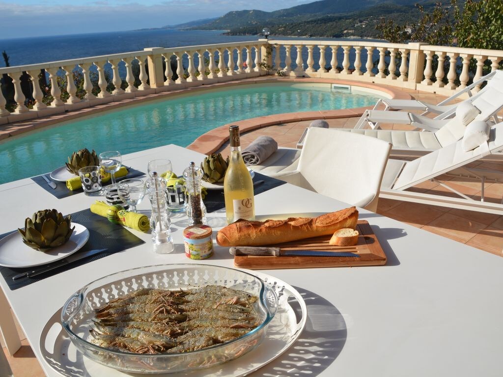 Superbe villa climatisée, piscine, vue mer/montagn