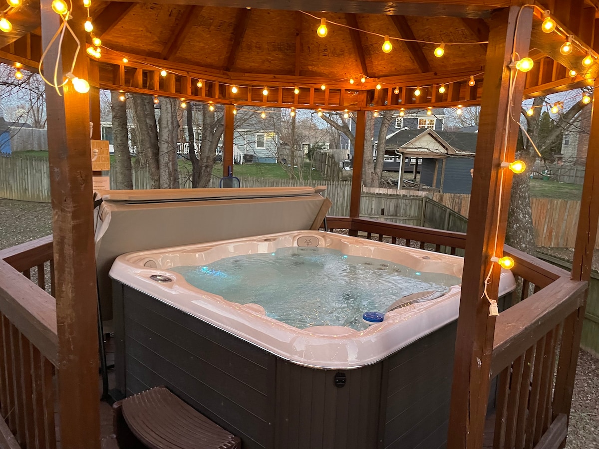 Escape. King bed, 4BR with hot tub and fire pit