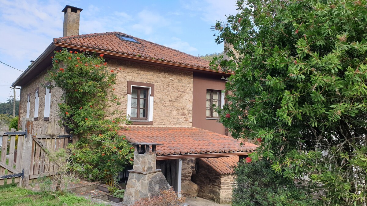 Casa rústica en medio rural con río en terreno