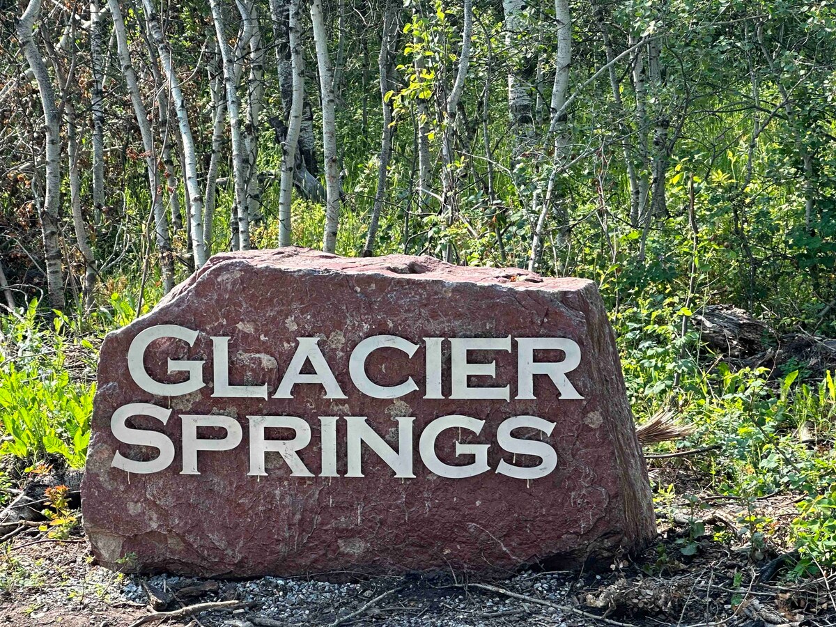 Glacier Springs Lodge New Cabin near Glacier