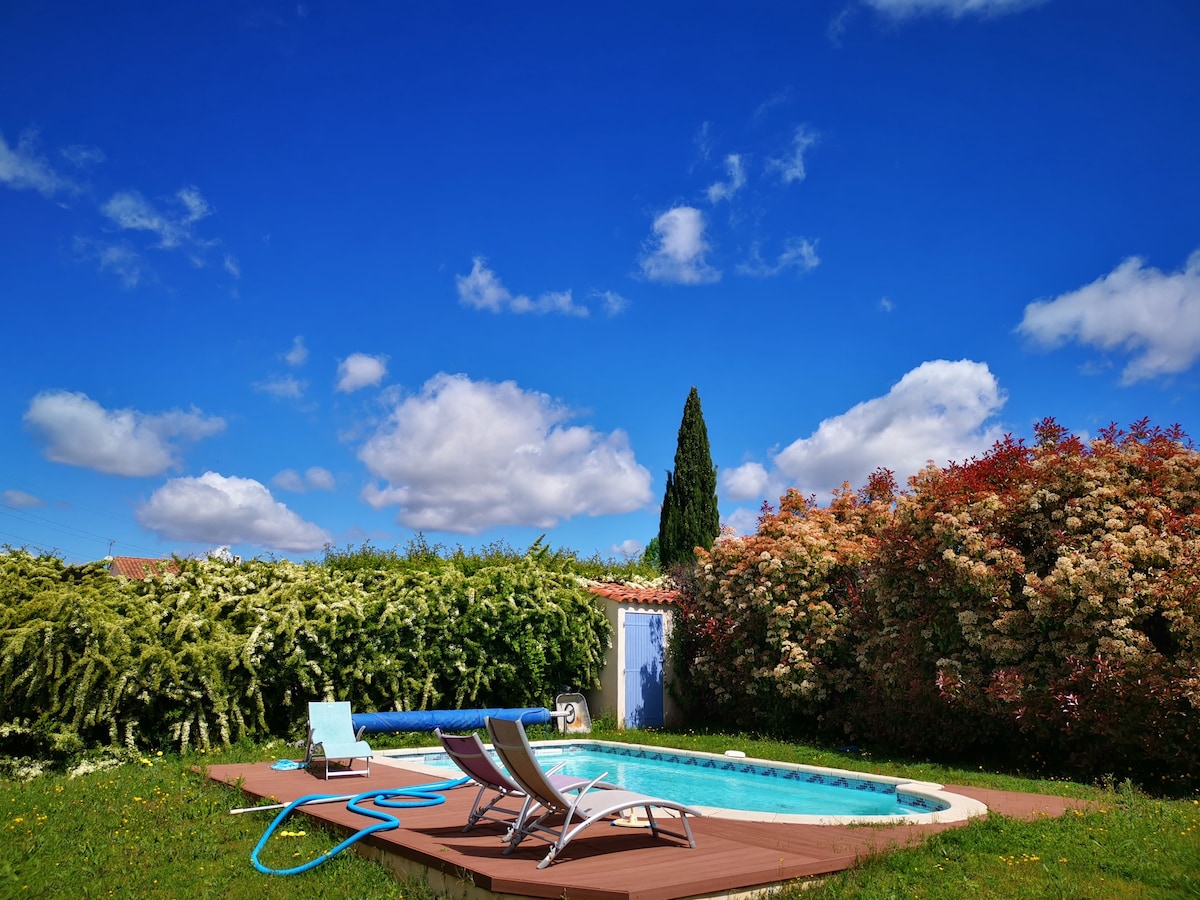 Belle villa avec piscine dans village Provençal