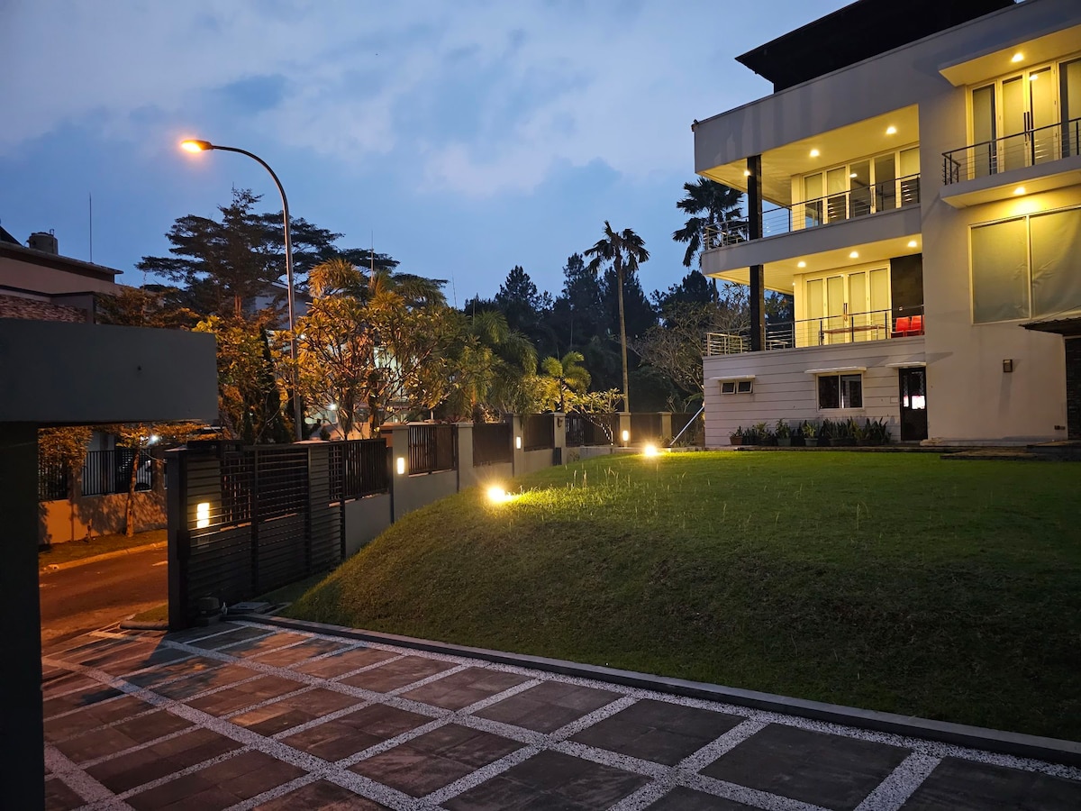 带美丽景观的Villa Sentul city